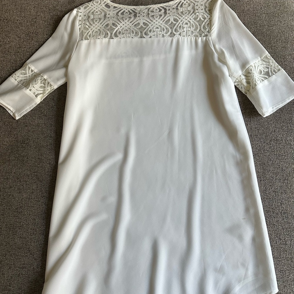 Medium White dress with lace sleeves. - Picture 3 of 4